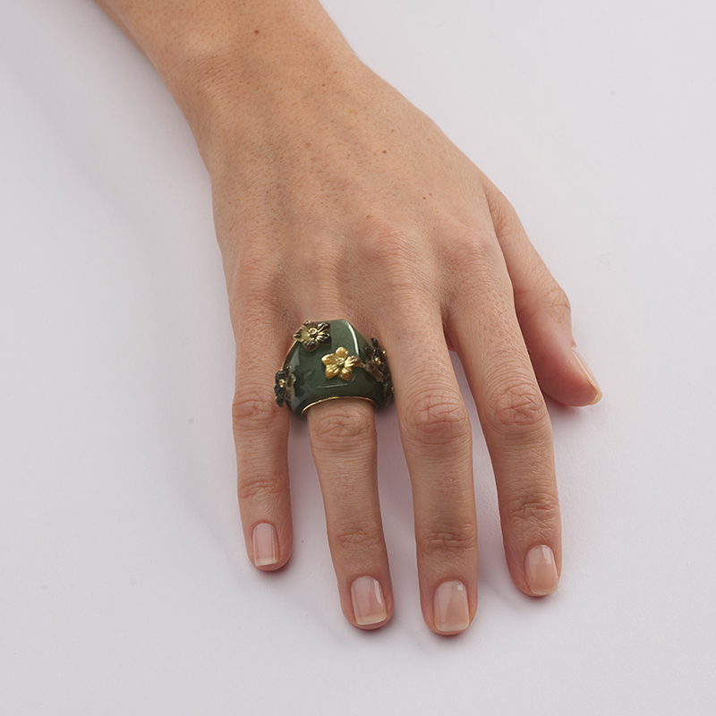 statement agate cocktail ring in 18ct yellow gold with flower detail